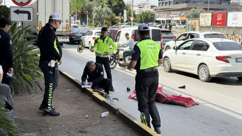 64 Yaşındaki Mendil Satıcısı TIR &Ccedil;arpması Sonucu Hayatını Kaybetti