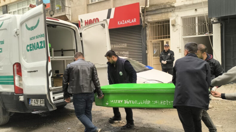 75 Yaşındaki Adamı Arkadaşı &Ouml;ld&uuml;rd&uuml;