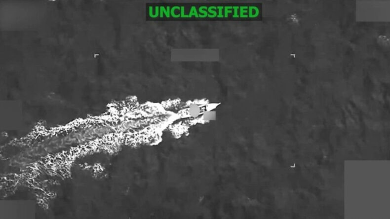 ABD, uyuşturucu y&uuml;kl&uuml; tekneyi imha etti: 3 &ouml;l&uuml; var