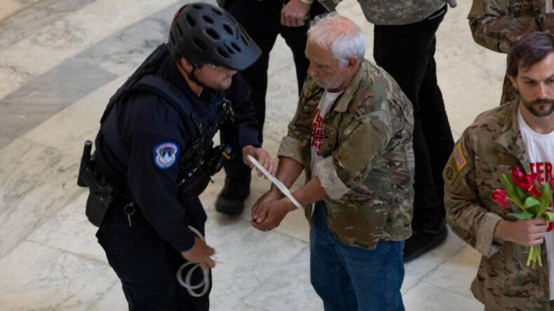 ABD'de Savaşı Protesto Eden Gazilere Plastik Kelep&ccedil;e