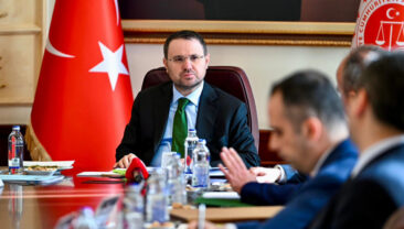 Adalet Bakanı G&uuml;rlek'ten Yapay Zeka Eleştirisi