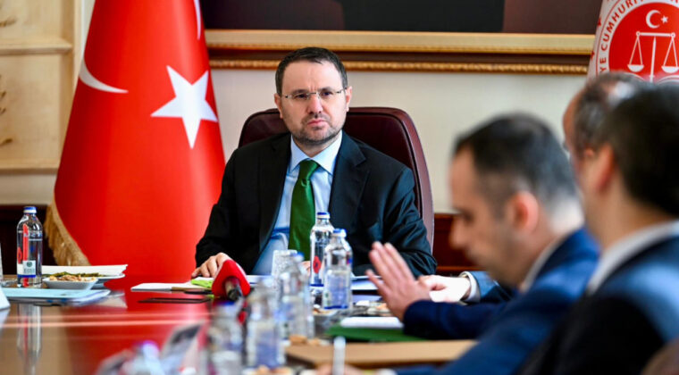 Adalet Bakanı G&uuml;rlek'ten Yapay Zeka Eleştirisi