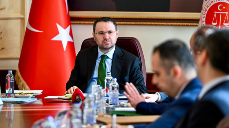 Adalet Bakanı G&uuml;rlek'ten Yapay Zeka Eleştirisi