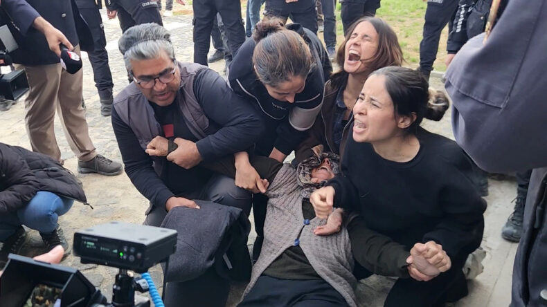 Adliye &Ouml;n&uuml; Yine Karıştı, G&uuml;listan'ın Annesi Hastanelik Oldu