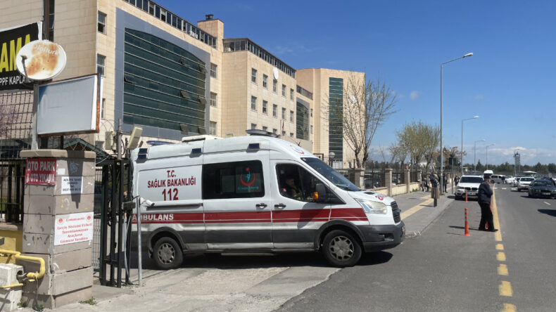 Adliye &Ouml;n&uuml;nde Bı&ccedil;aklı Kavga: Yaralılar Var