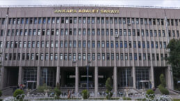 Adliyede skandal: Emanet paraları bahiste kaybeden katibe zimmet davası a&ccedil;ıldı