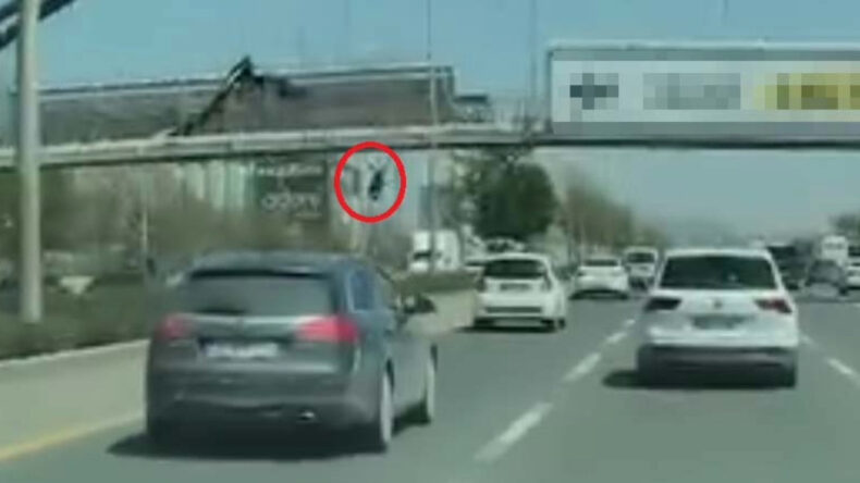 Afiş asarken d&uuml;şt&uuml;, otomobilin &ccedil;arpmasıyla hayatını kaybetti