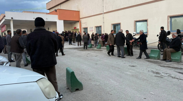 Ailelerin kavgasında kan g&ouml;vdeyi g&ouml;t&uuml;rd&uuml;: 2 &ouml;l&uuml;, 6 yaralı