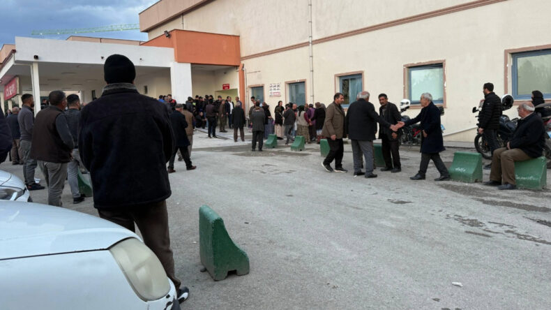 Ailelerin kavgasında kan g&ouml;vdeyi g&ouml;t&uuml;rd&uuml;: 2 &ouml;l&uuml;, 6 yaralı