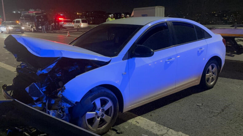 Akıl almaz kaza: İki otomobil bariyere saplandı, kopan parça midibüse uçtu