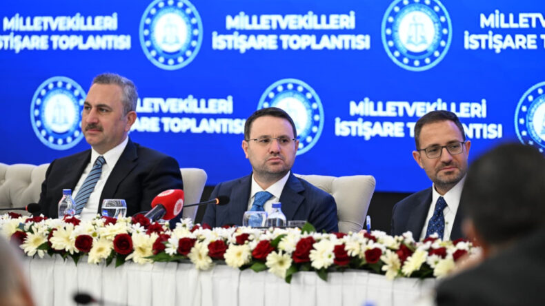 Akın G&uuml;rlek duyurdu: Yasa dışı bahis oynamak da su&ccedil; sayılacak