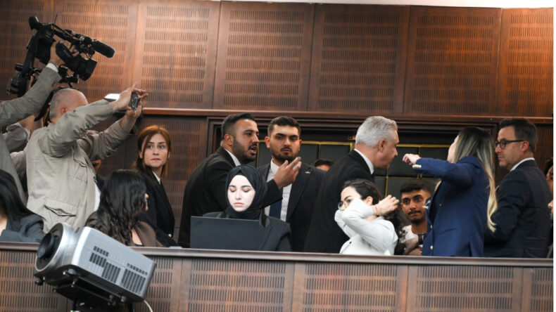 AKP grup toplantısında basın trib&uuml;n&uuml;nde gerginlik