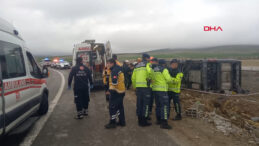Aksaray&rsquo;da Tur Otob&uuml;s&uuml; Devrildi: 20 Kişi Yaralandı