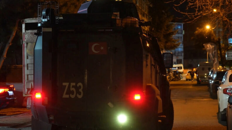 Alacak kavgası kanlı bitti: İş yerini uzun namlulu silahla taradılar