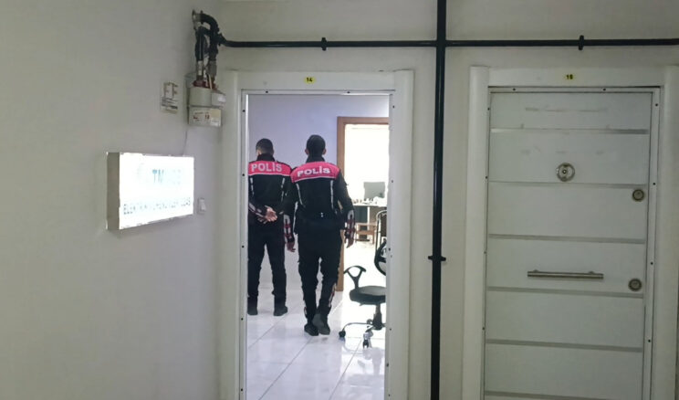 Alacak kavgasında baba oğul silahına davrandı