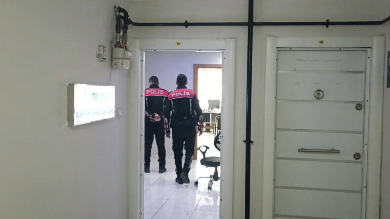 Alacak kavgasında baba oğul silahına davrandı