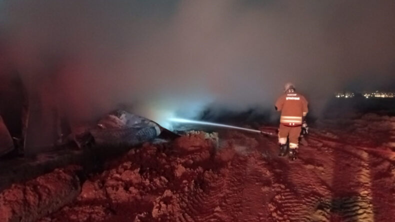 Alev alan konteynerden &ccedil;ıkamadı