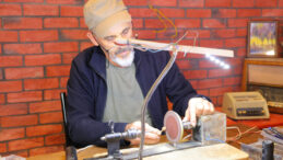 Almak istediği bilekli pahalı olunca kendi torna makinesi yaptı