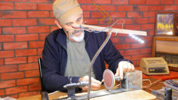 Almak istediği bilekli pahalı olunca kendi torna makinesi yaptı