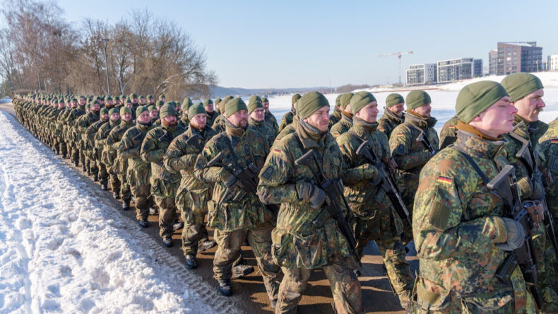 Almanya'da Askerlik Çağındaki Erkekler Ülke Dışına Çıkmadan Önce İzin Almak Zorunda