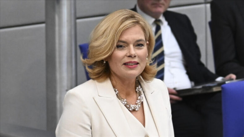 Almanya'da skandal: Meclis Başkanı'nın mesajları ele ge&ccedil;irildi