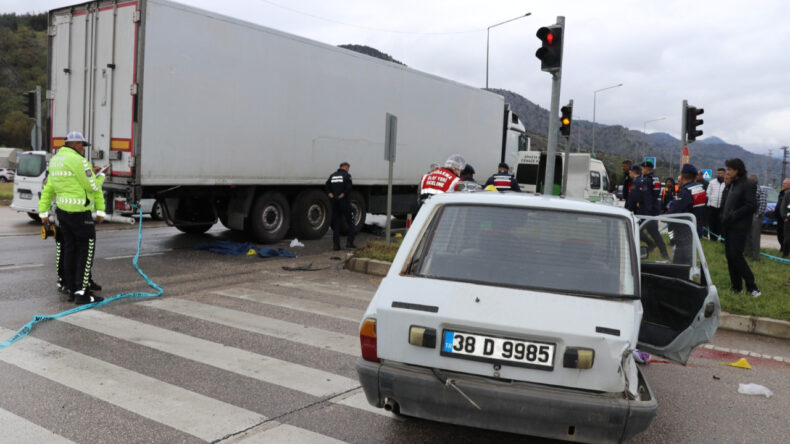 Amasya'da feci kaza: Camdan fırlayan bebek &ouml;ld&uuml;
