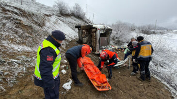 Ambulans 30 metreden u&ccedil;tu: &Ouml;l&uuml; ve yaralılar var