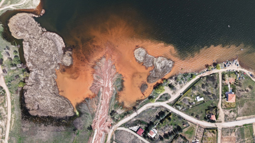 Çeşnigir Köprüsü su altında kaldı
