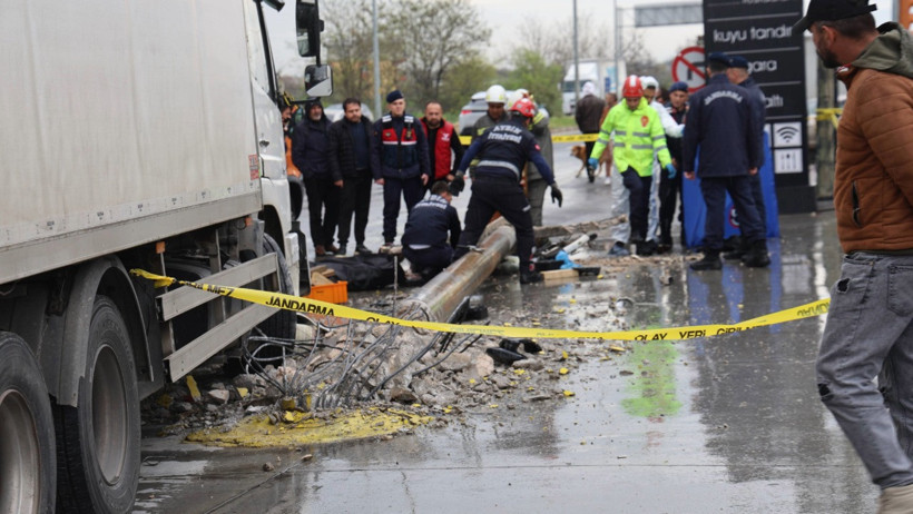 Araç direğe çarpma anı