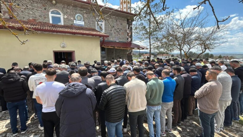 Annesinin &ouml;ld&uuml;rd&uuml;ğ&uuml; 2 aylık Ela bebek son yolculuğuna uğurlandı