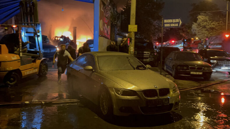 Antalya&rsquo;da Tamirhanede Yangın: 5 Ara&ccedil; Yandı, 15 Ara&ccedil; Hasar G&ouml;rd&uuml;