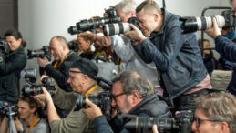 AP Y&uuml;zlerce Gazeteciye Ayrılık Teklif Etti