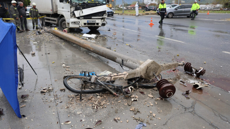 Ara&ccedil; Direğe &Ccedil;arptı, Bisikletli Adam &Ouml;ld&uuml;