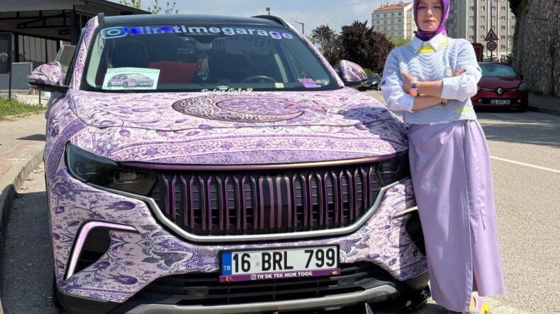 Aracını T&uuml;rk Motifli Halıyla Kaplattı