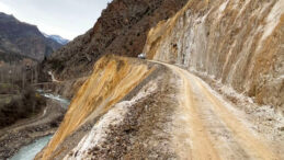 Artvin&rsquo;de şof&ouml;rl&uuml;k değil adeta cesaret testi yapıyorlar