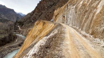 Artvin&rsquo;de şof&ouml;rl&uuml;k değil adeta cesaret testi yapıyorlar