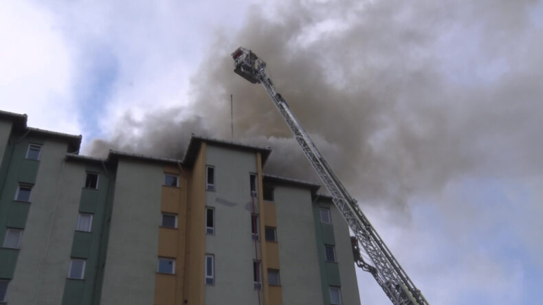 Ataşehir&rsquo;de Yangın: Daire K&uuml;le D&ouml;nd&uuml;, Sakat K&ouml;pek Mahsur Kaldı