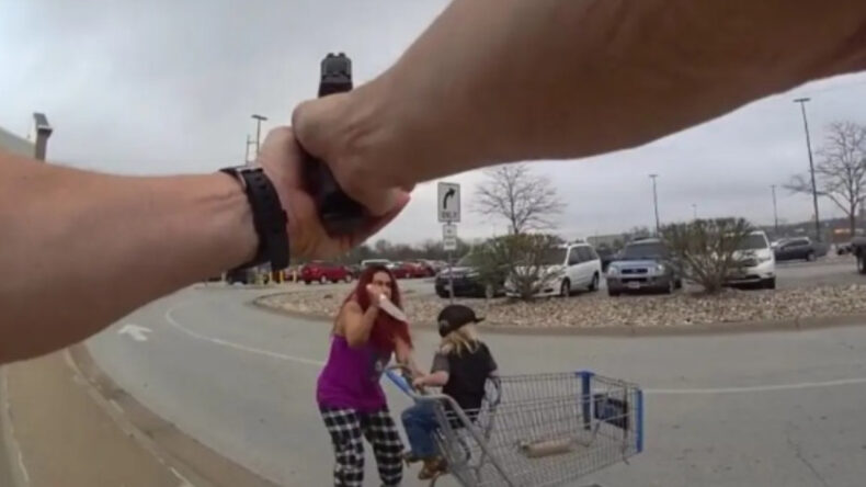 AVM'de panik: &Ccedil;ocuğu bı&ccedil;akla ka&ccedil;ırıp rehin aldı