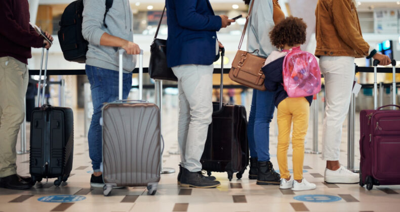 Avrupa'ya seyahat edecekler dikkat! Saatlerce sıra bekleniyor