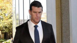 Avustralya'nın 'milli kahramanı' savaş su&ccedil;undan g&ouml;zaltına alındı