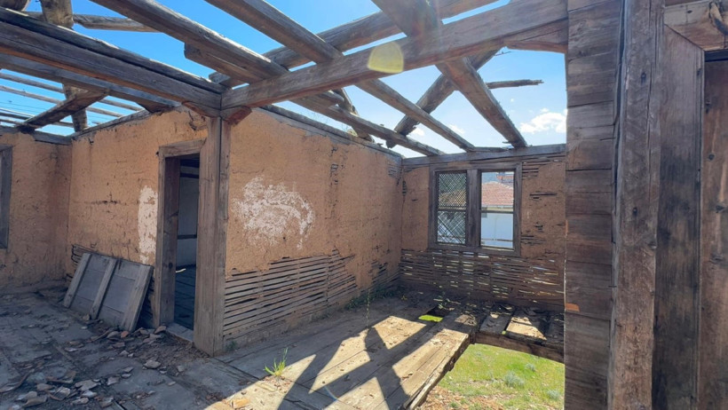 Yıkılma tehlikesi altındaki bina