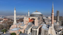 Ayasofya'da Bayrak A&ccedil;an Yabancılar Tutuklandı