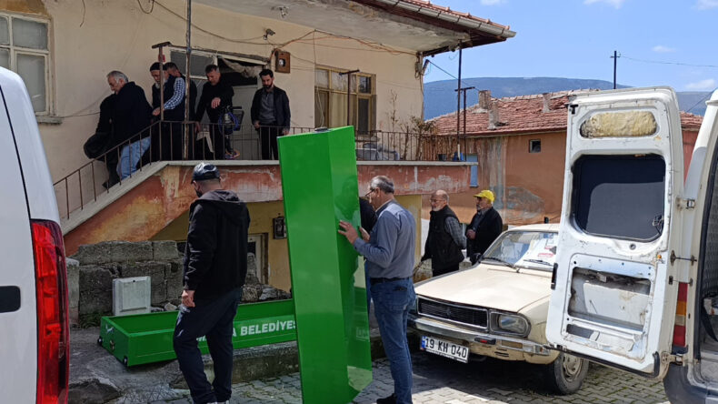 Aynı evde 11 yıl sonra acı tesad&uuml;f: Bir aile yok oldu