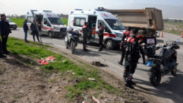 Babasından izinsiz aldığı otomobille polislere &ccedil;arptı: 2 yaralı