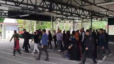 Babasının kullandığı minib&uuml;s&uuml;n altında kalan Salih toprağa verildi