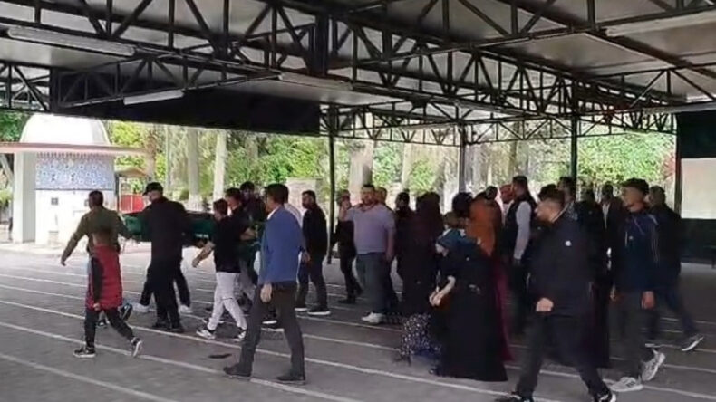 Babasının kullandığı minib&uuml;s&uuml;n altında kalan Salih toprağa verildi