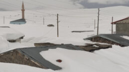 Bahar geldi, kar gitmedi: Evler kayboldu