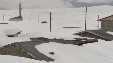 Bahar geldi, kar gitmedi: Evler kayboldu