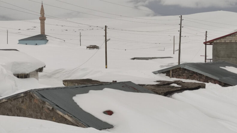 Bahar geldi, kar gitmedi: Evler kayboldu