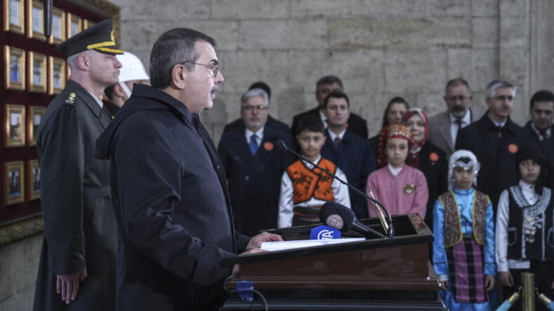 Bakan Tekin Anıtkabir'i Ziyaret Etti